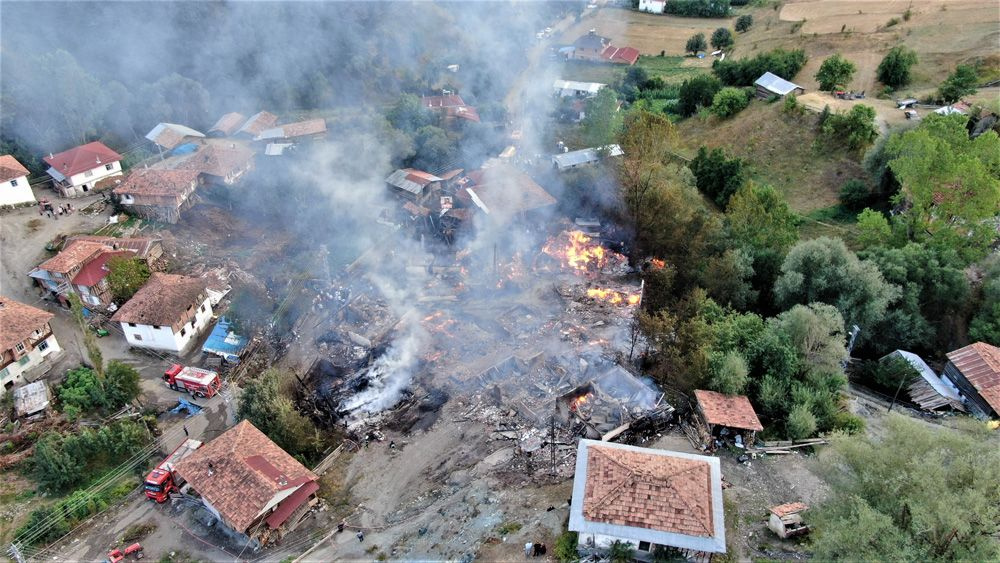 Kastamonu'da 10 ev küle döndü! Evlerinin yanışını çaresizlikle izlediler