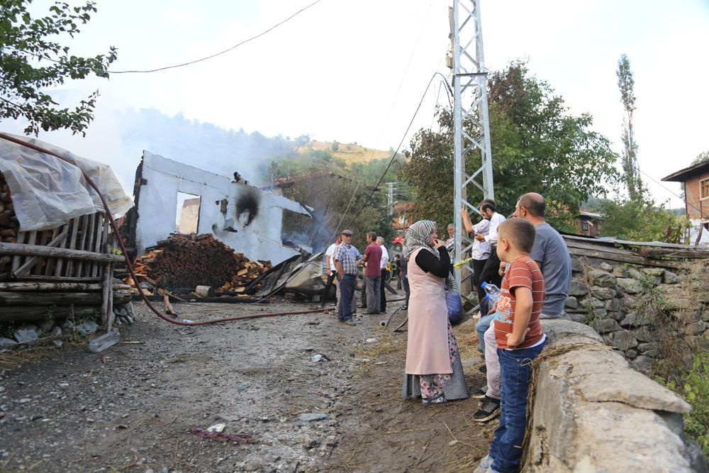 Kastamonu'da 10 ev küle döndü! Evlerinin yanışını çaresizlikle izlediler