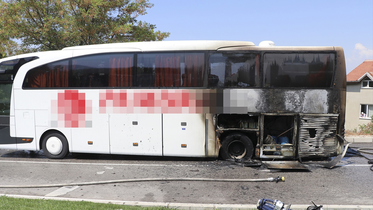 Denizli'de seyir halindeki yolcu otobüsünde yangın çıktı