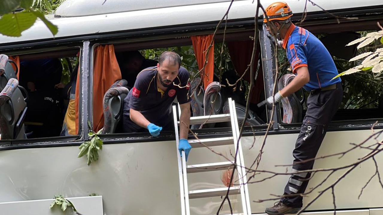 Bursa'da tur otobüs yoldan çıkıp uçuruma sürüklendi! 5 kişi hayatını kaybetti yaralılar var