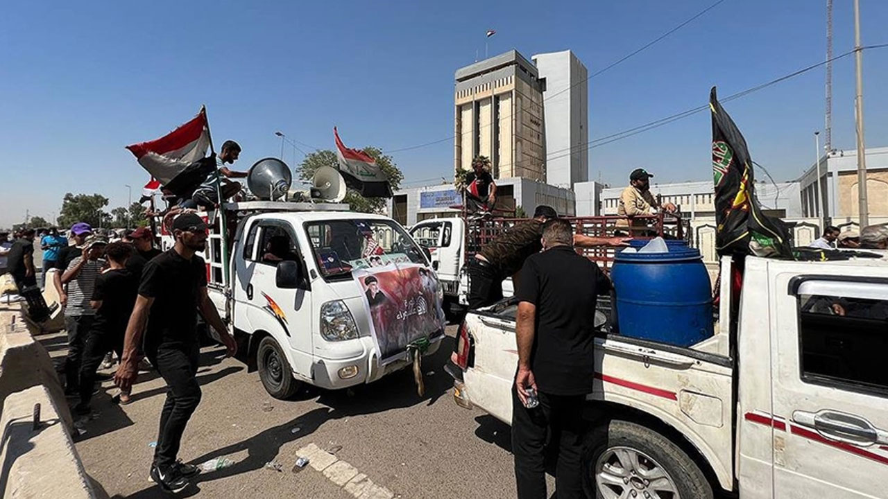 Irak'ta Sadr yanlıları Bağdat ve güney kentlerde sokaklara döküldü