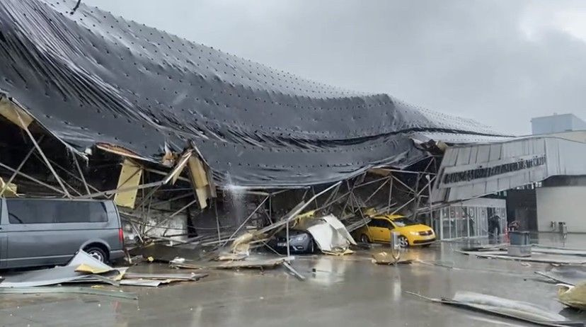 Bursa'da otobüs terminaline yıldırım düştü! Görüntüler korkunç çatı çöktü, ağaçlar yıkıldı