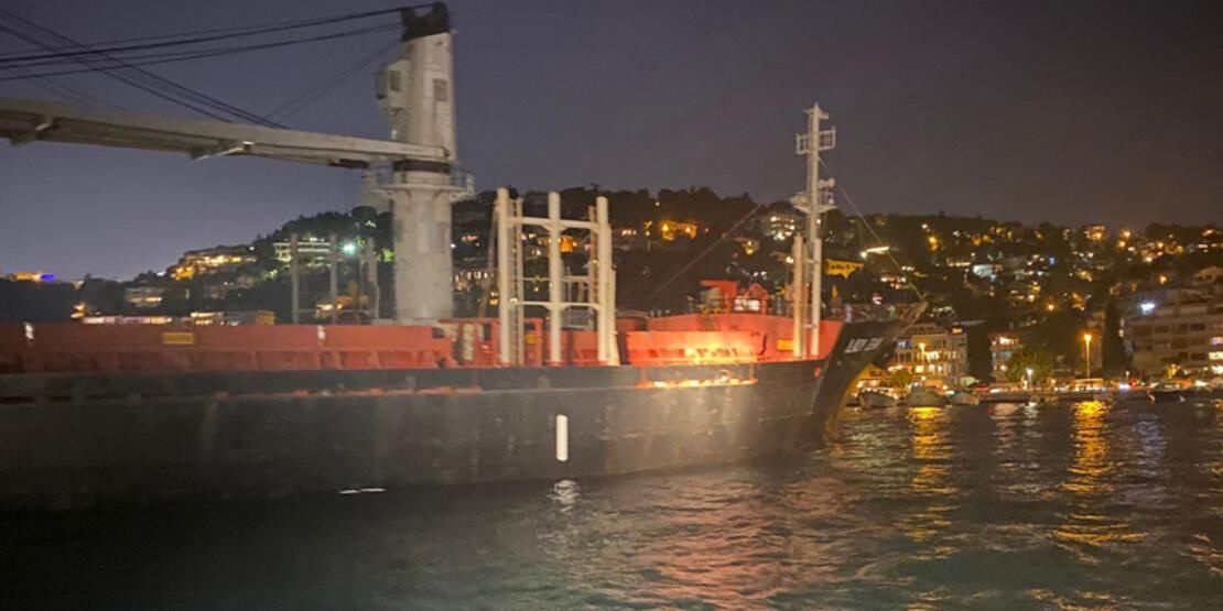 İstanbul Bebek'te kargo gemisi karaya oturdu