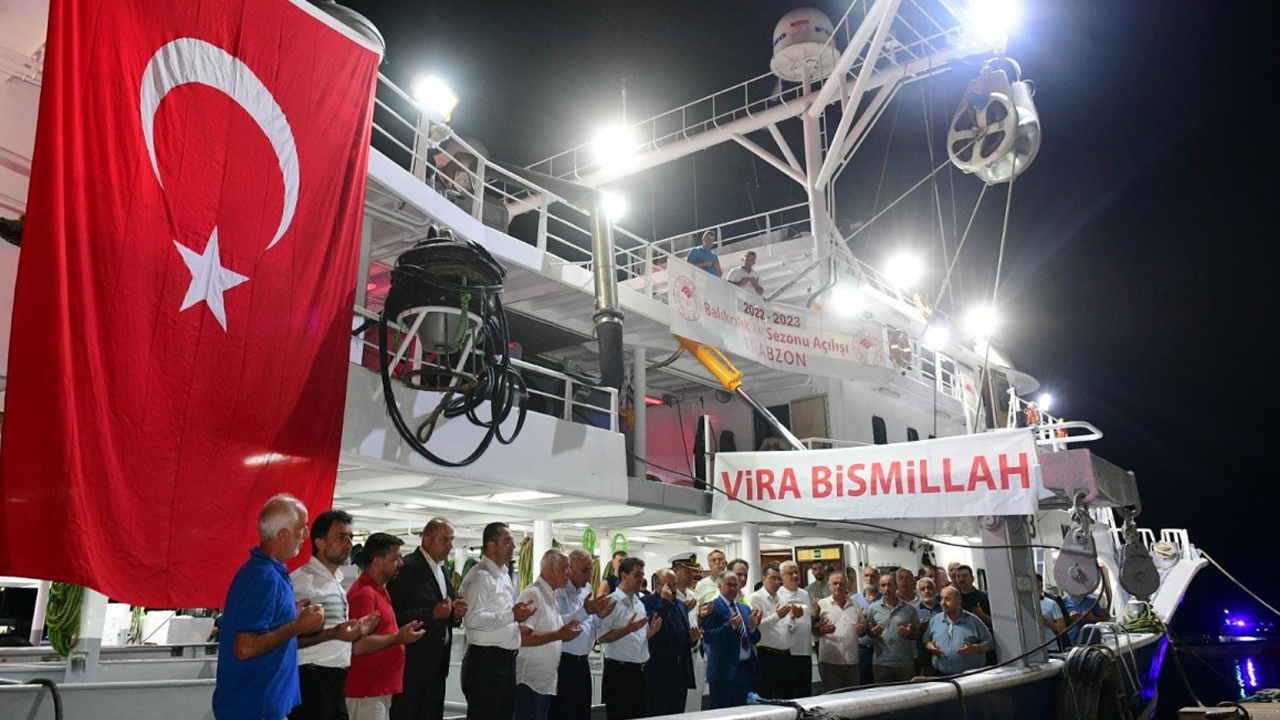 Trabzon'da balıkçılar dualarla 'Vira Bismillah' dedi