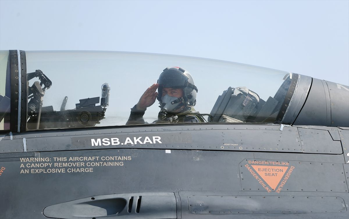 F-16 kokpitinde sürpriz isim! Kalkıştan hemen önceki hareketi onlara mı yaptı? Sessiz mesaj...