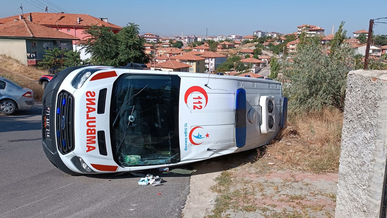 Kırıkkale'de ambulans kazaya karıştı; 3'ü sağlıkçı 4 yaralı