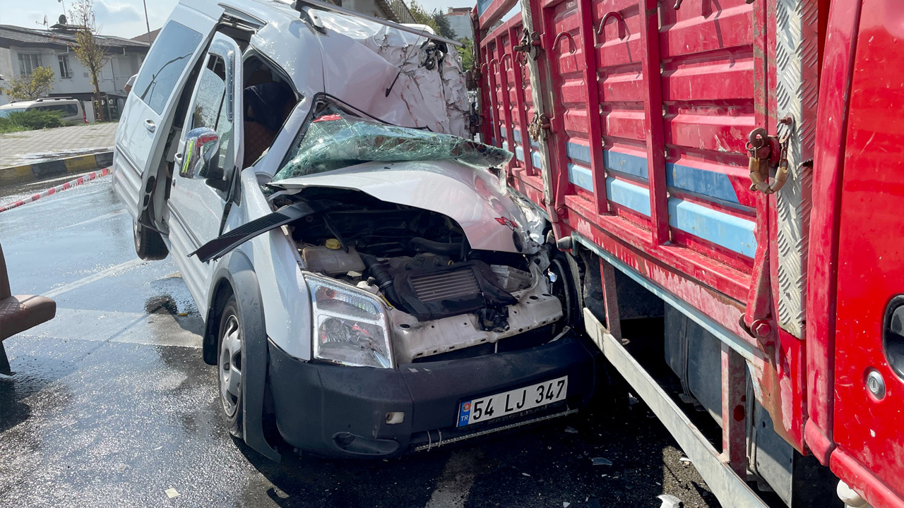 Büyükçekmece'de kamyonete çarpan aracın sürücüsü öldü