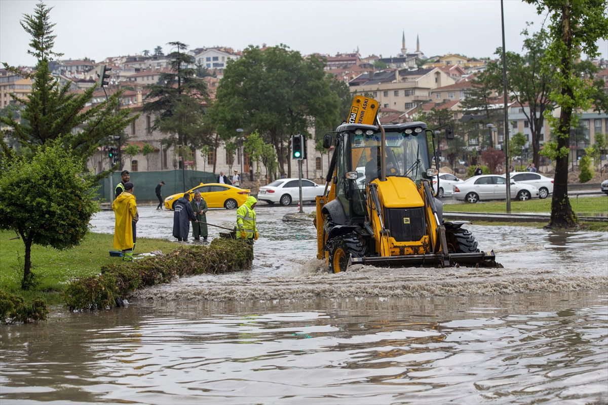 Meteoroloji ve AFAD'dan peş peşe uyarılar! Hazır olun çok fena geliyor İstanbul, Samsun, Antalya...