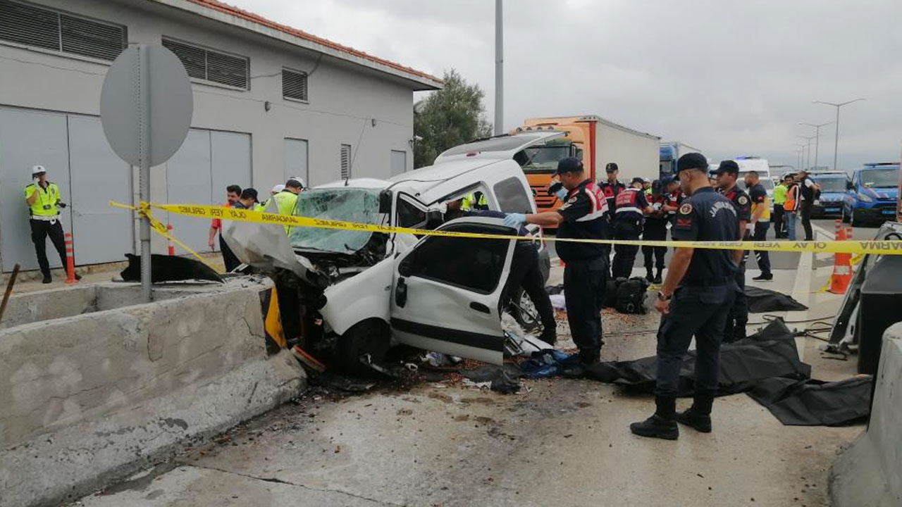 Bolu’da feci kaza, hafif ticari araç gişe bariyerlerine ok gibi saplandı