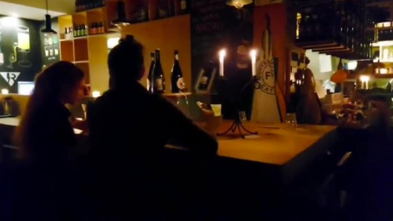 İtalya'da elektrik faturaları yüzde 500 artınca restoran ışıkları kapattı mum yaktı
