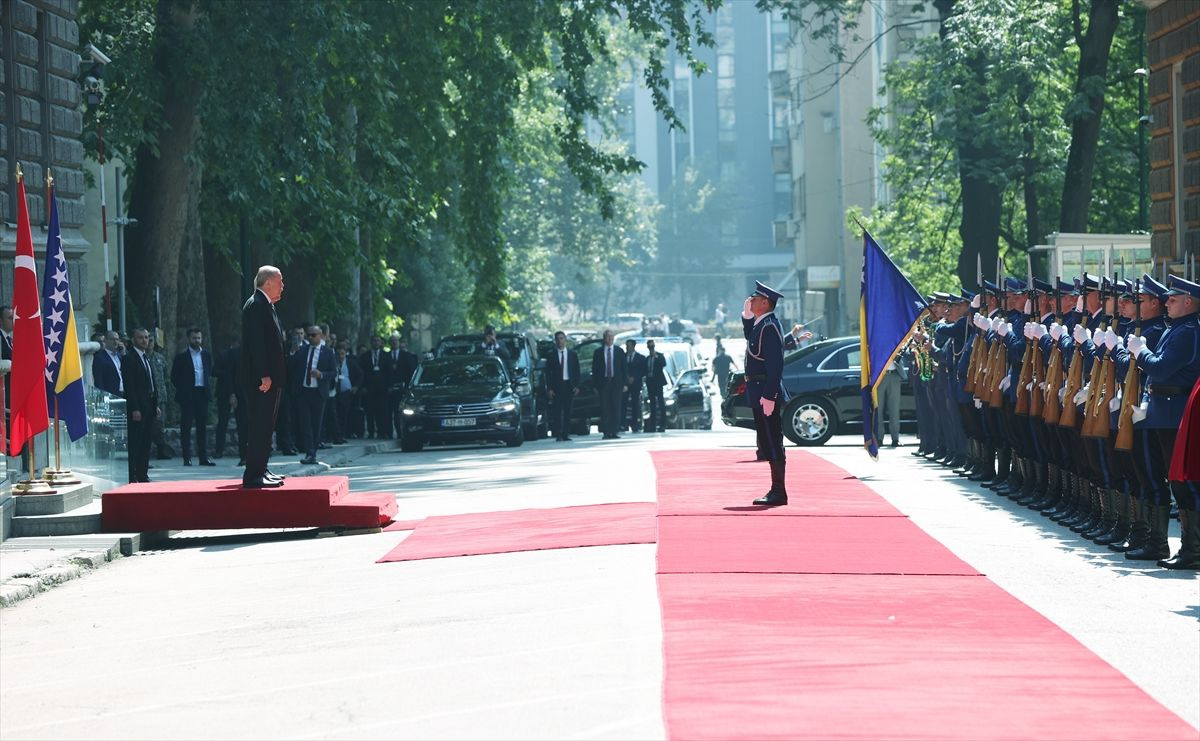 Cumhurbaşkanı Erdoğan resmi törenle karşılandı; Bosna'dan dikkat çeken fotoğraflar