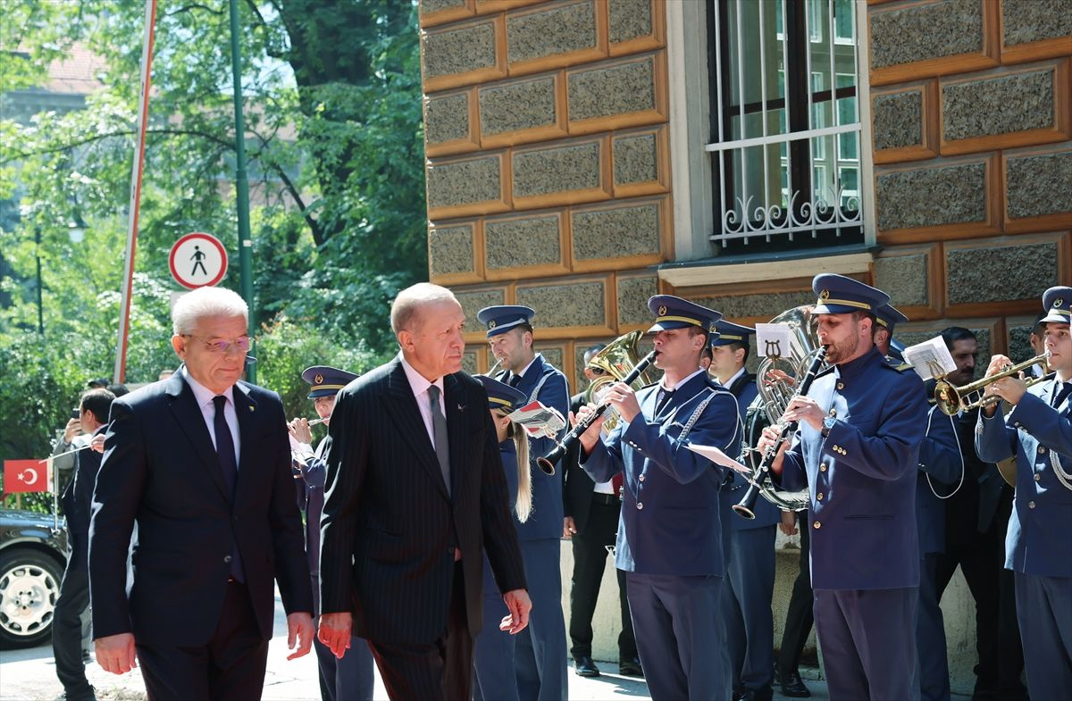 Cumhurbaşkanı Erdoğan resmi törenle karşılandı; Bosna'dan dikkat çeken fotoğraflar