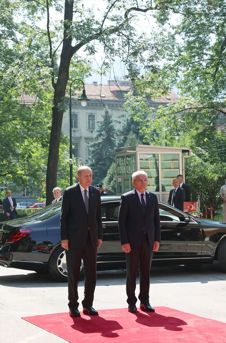 Cumhurbaşkanı Erdoğan resmi törenle karşılandı; Bosna'dan dikkat çeken fotoğraflar