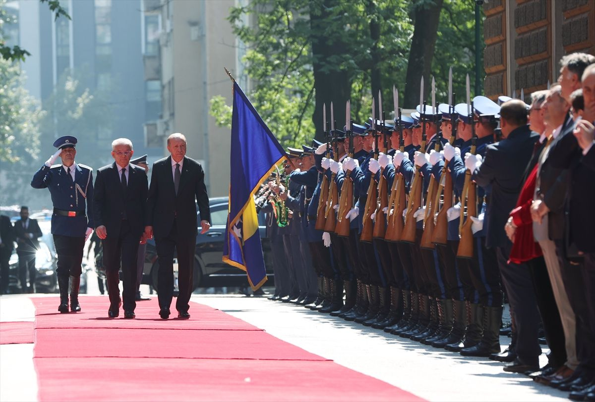 Cumhurbaşkanı Erdoğan resmi törenle karşılandı; Bosna'dan dikkat çeken fotoğraflar