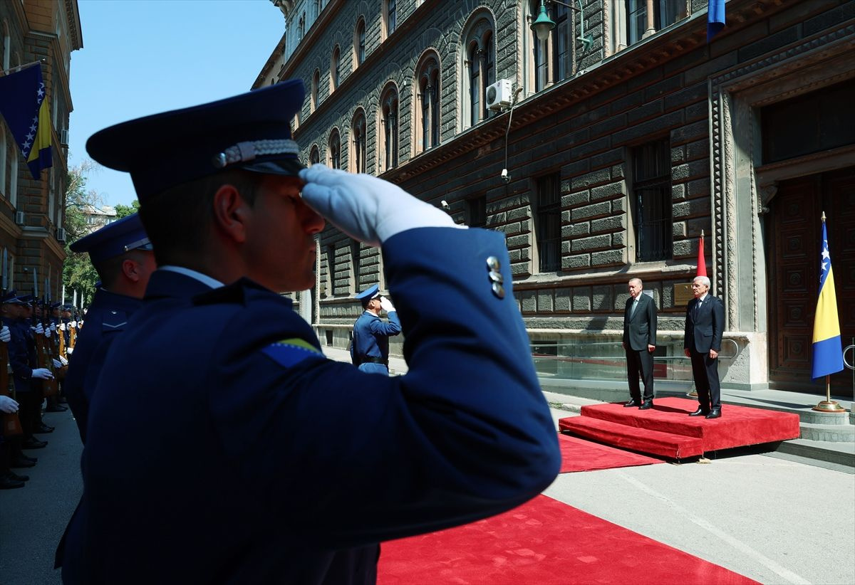 Cumhurbaşkanı Erdoğan resmi törenle karşılandı; Bosna'dan dikkat çeken fotoğraflar