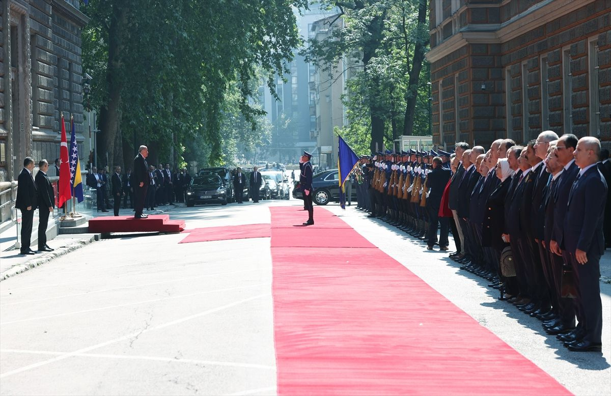 Cumhurbaşkanı Erdoğan resmi törenle karşılandı; Bosna'dan dikkat çeken fotoğraflar