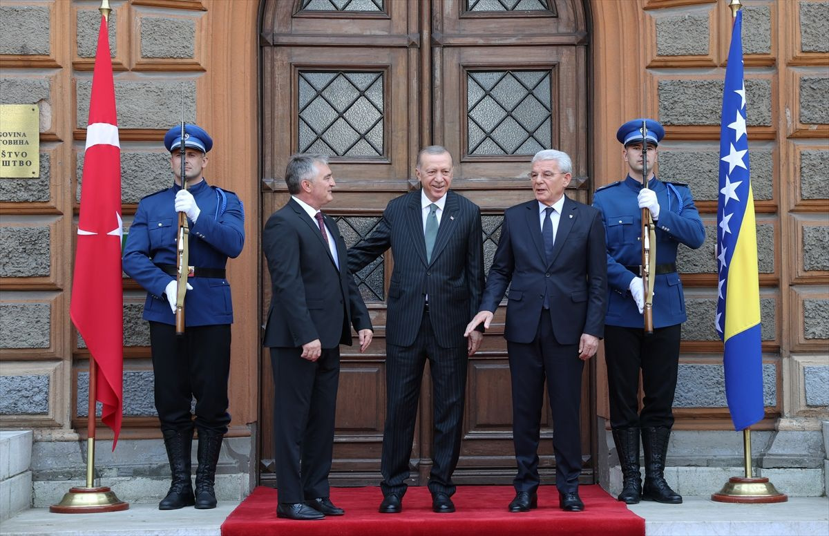 Cumhurbaşkanı Erdoğan resmi törenle karşılandı; Bosna'dan dikkat çeken fotoğraflar