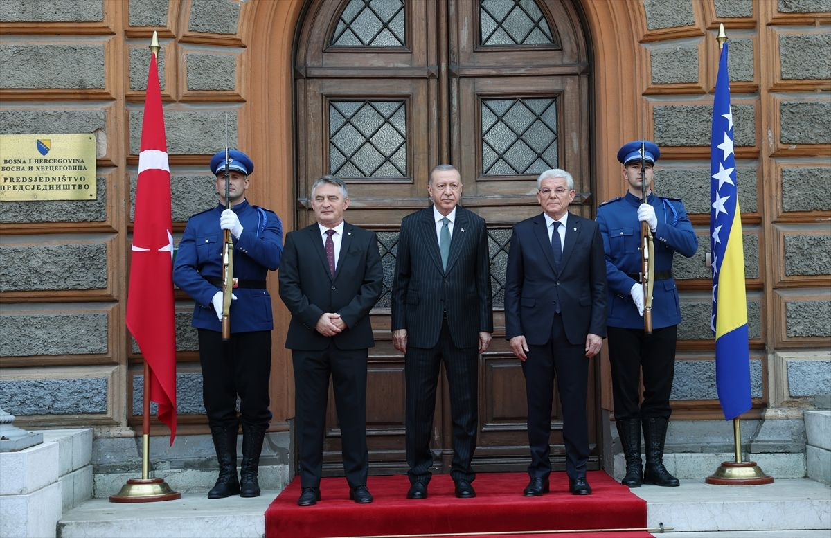 Cumhurbaşkanı Erdoğan resmi törenle karşılandı; Bosna'dan dikkat çeken fotoğraflar