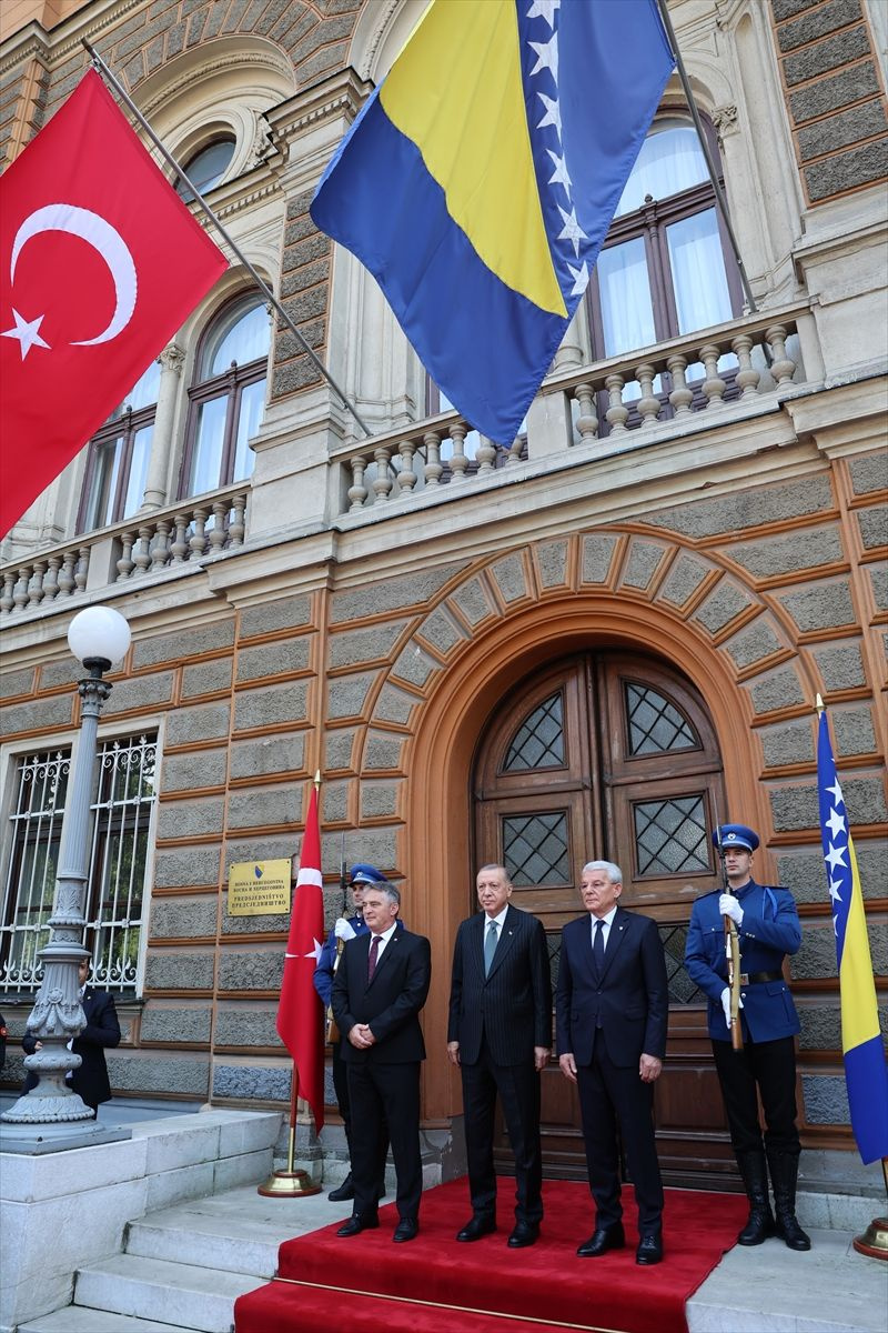 Cumhurbaşkanı Erdoğan resmi törenle karşılandı; Bosna'dan dikkat çeken fotoğraflar