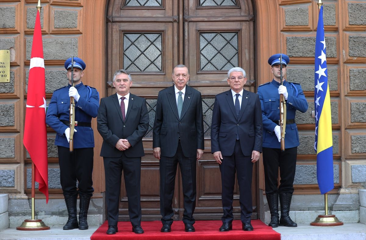 Cumhurbaşkanı Erdoğan resmi törenle karşılandı; Bosna'dan dikkat çeken fotoğraflar