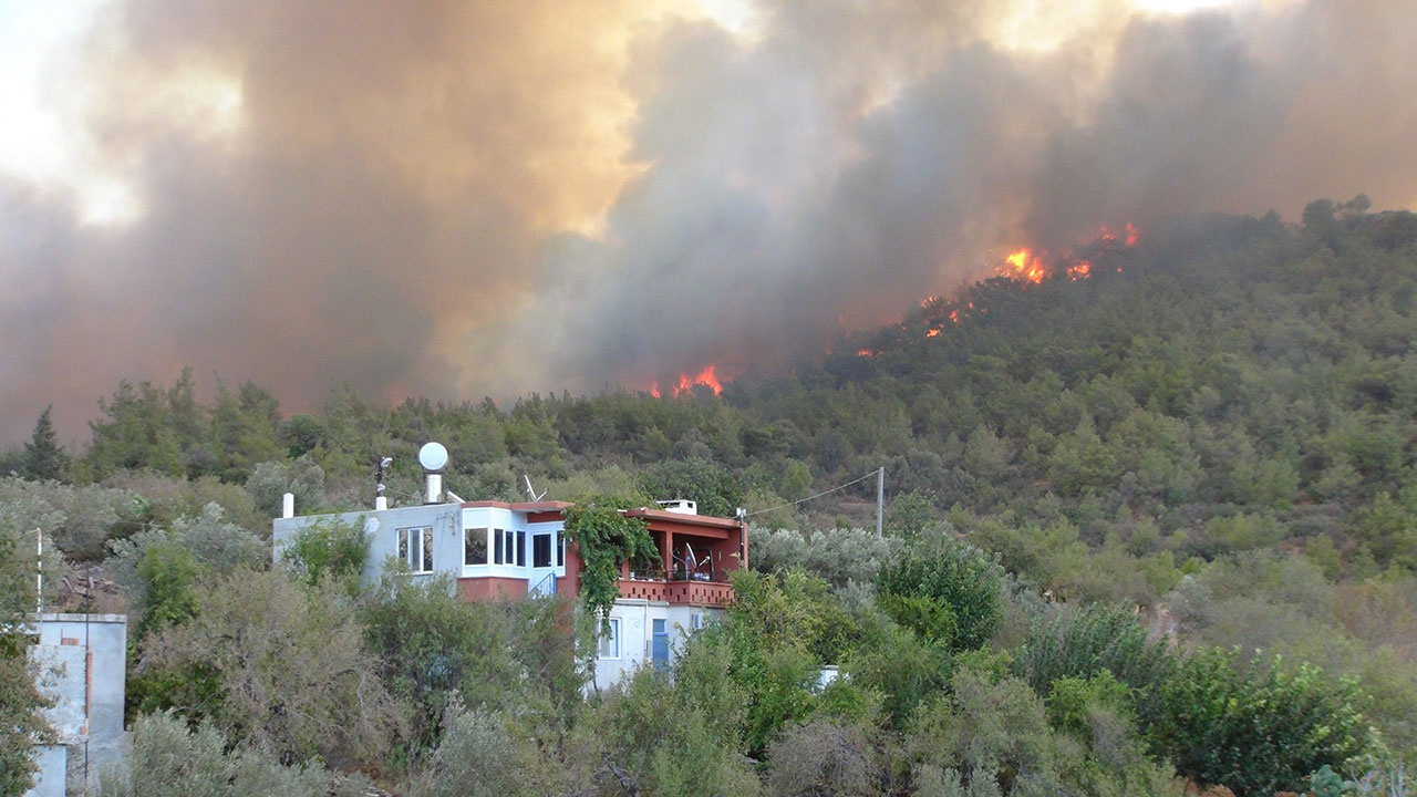 Mersin'de orman yangını evleri tehdit etmeye başladı! TSK devreye girdi, 110 ev 450 kişi tahliye edildi