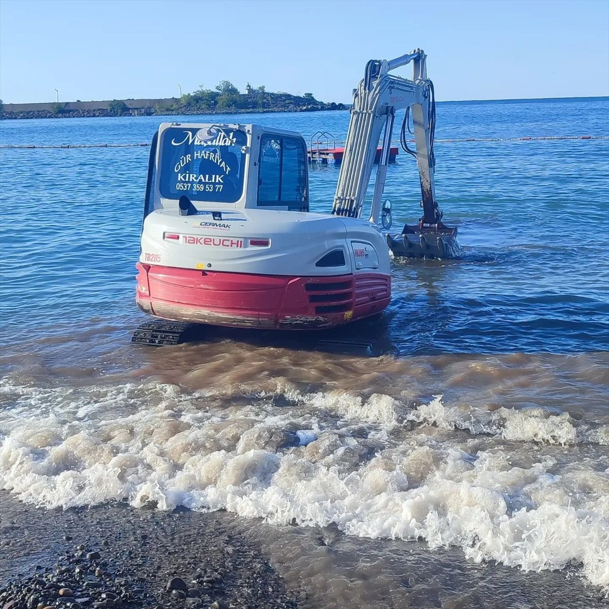 Yok artık! Rize'de Arap turist denizde kaybolan kolyesini iş makinası ile denize girerek aradı