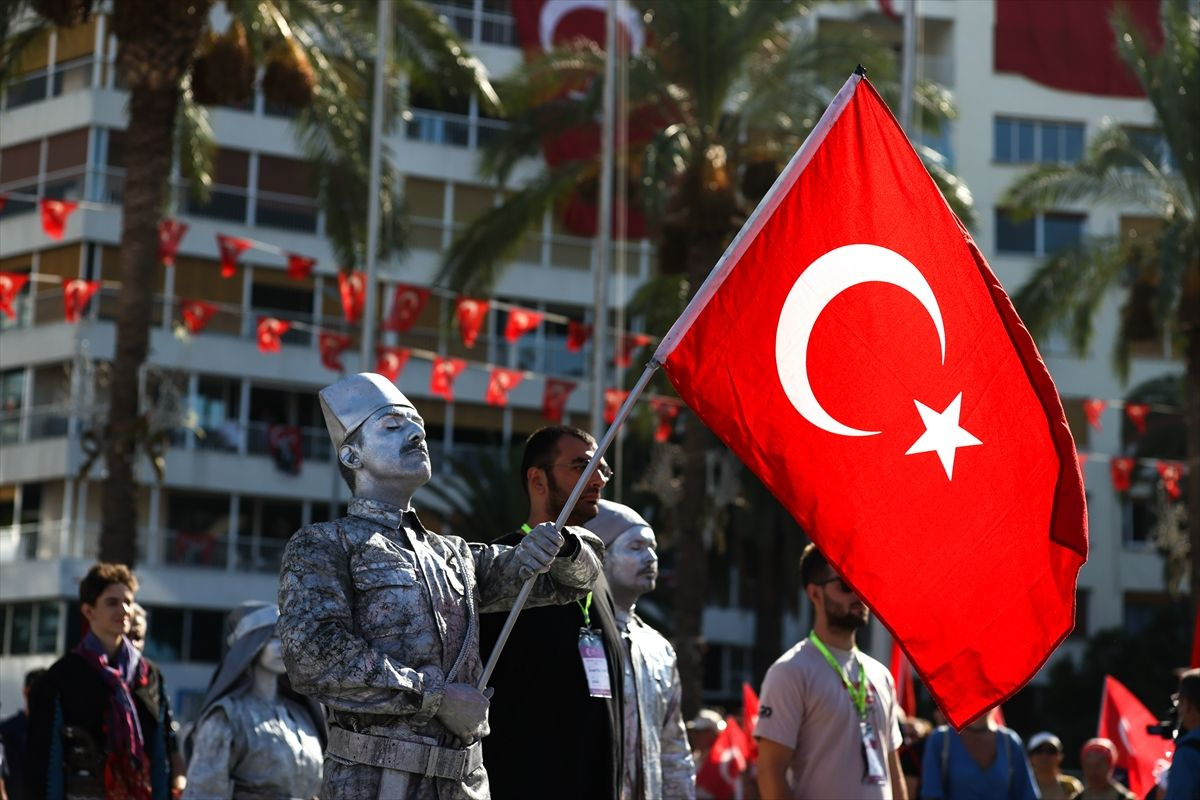 İzmir'de zafer coşkusu! Kurtuluşun 100'üncü yılında dev Türk bayrağıyla yürüyüş