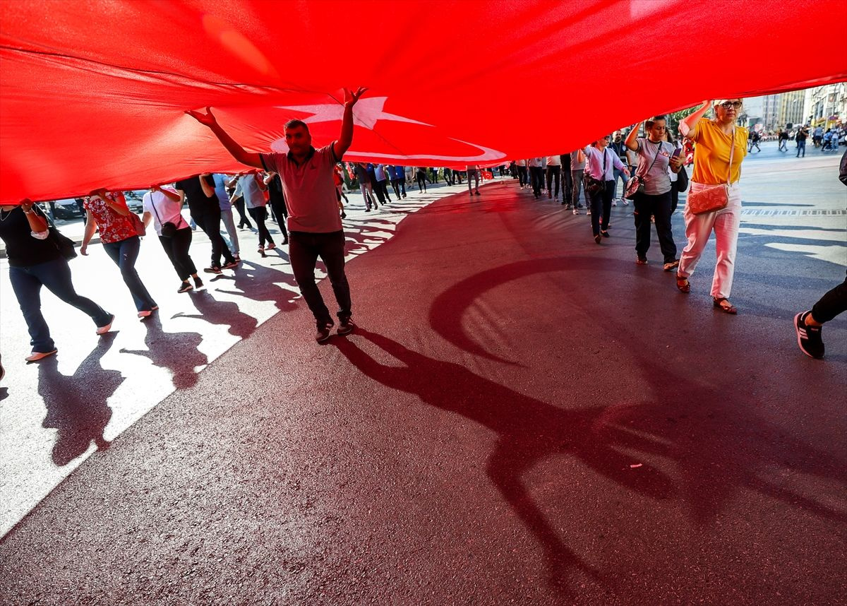 İzmir'de zafer coşkusu! Kurtuluşun 100'üncü yılında dev Türk bayrağıyla yürüyüş