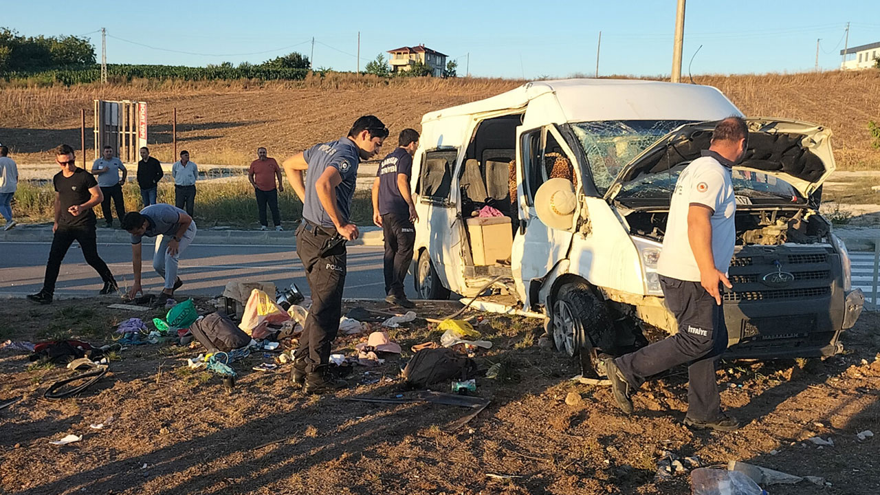Tarım işçilerini taşıyan minibüs devrildi, 27 kişi yaralandı