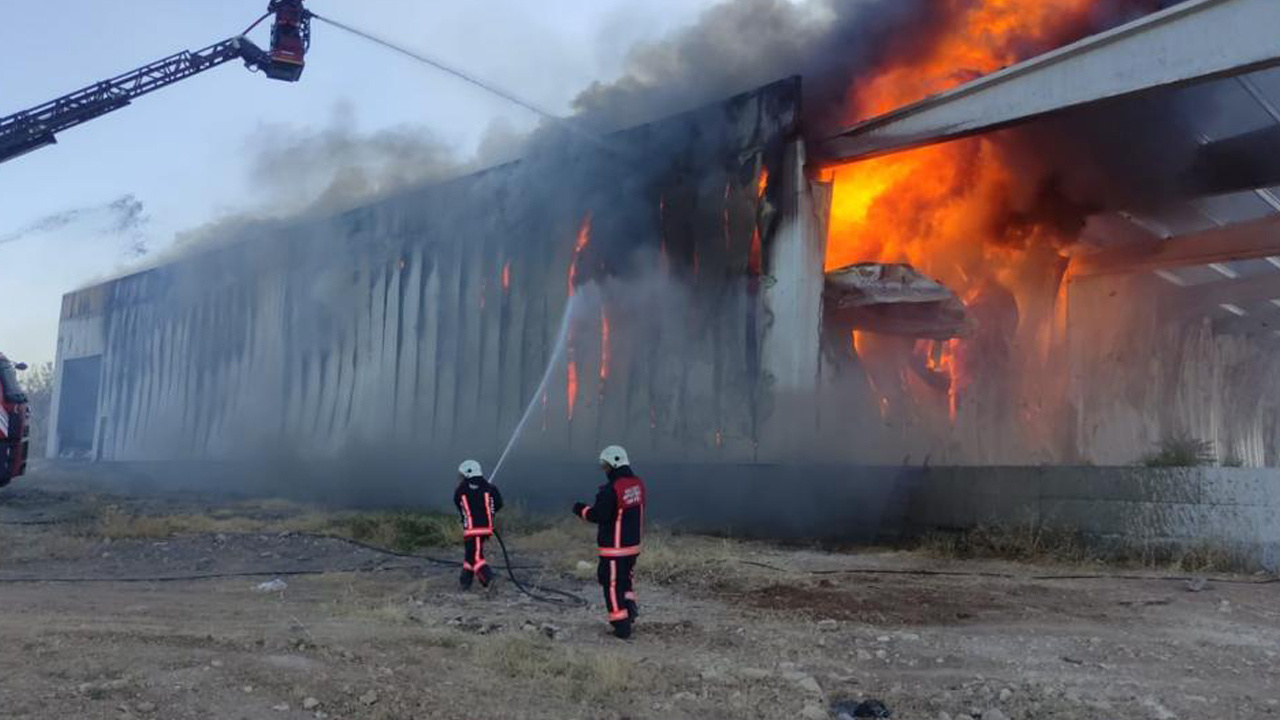 Malatya’da kayısı deposu olarak kullanılan fabrikada yangın!