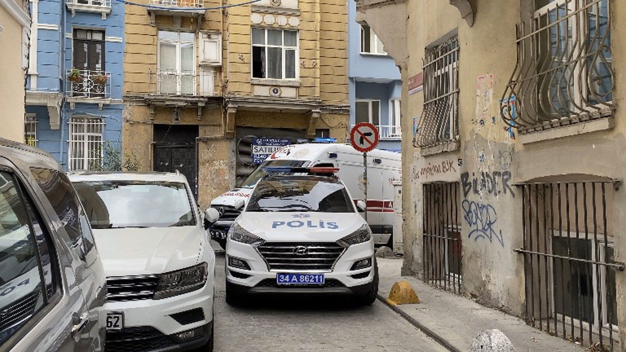Beyoğlu'nda apartmanda kötü kokular yayılınca ortaya çıktı