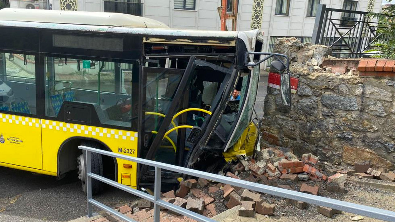 Ümraniye’de yokuş aşağı giden İETT otobüsü duvara çarptı: 2 yaralı