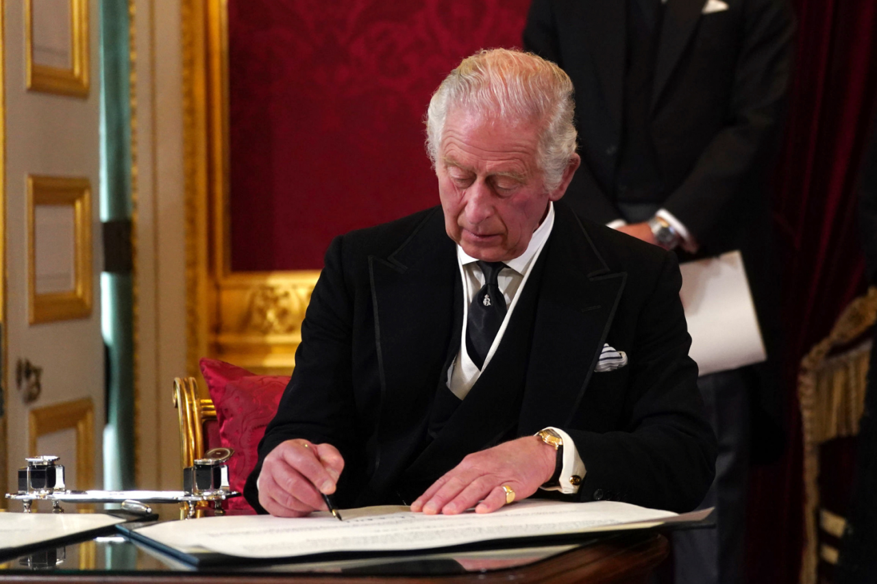 İngiltere Kralı Charles'in hastalığı ne? Sosis parmaklarından endişe yarattı