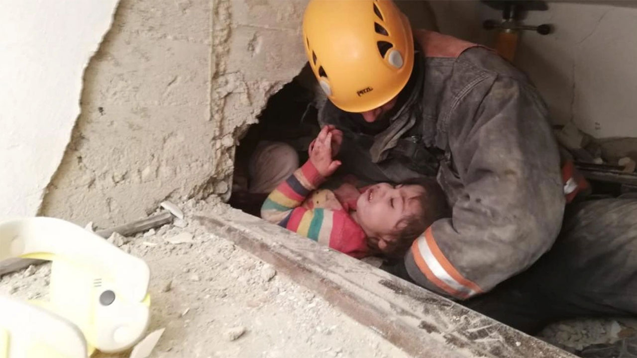 Elazığ depreminden 24 saat sonra enkazdan çıkarılan Yüsra okullu oldu