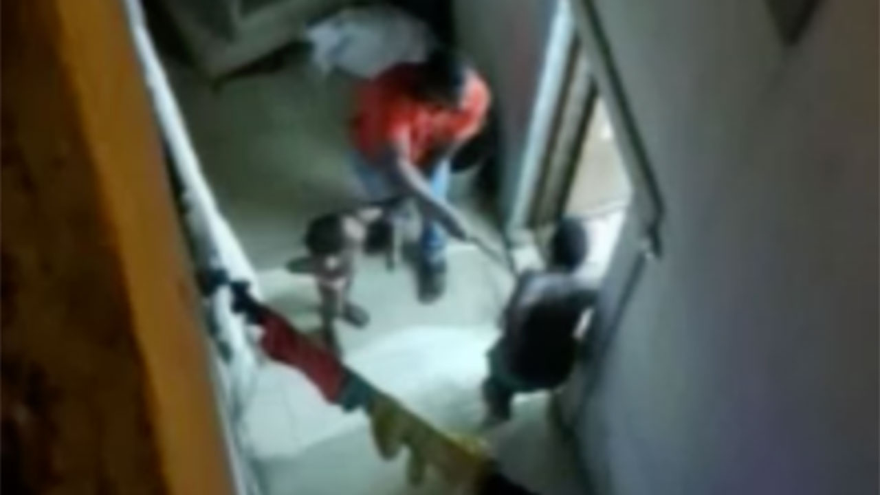 Kan donduran video! Vicdansız baba evi dağıtan çocuklarını sopayla böyle dövdü
