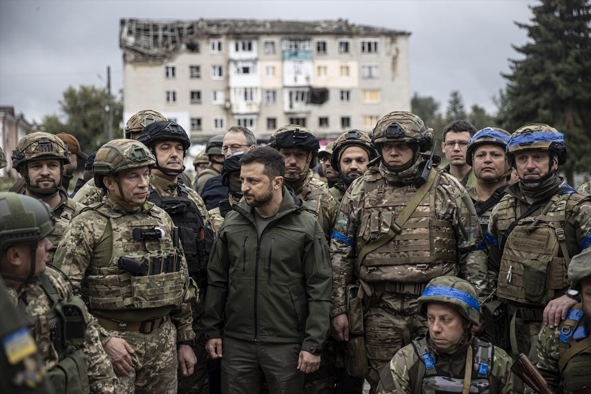 Ukrayna lideri Zelenski, İzyum'da gövde gösterisi yaptı! Kırım'a "Geleceğiz, çünkü orası bizim toprağımız" mesajı gönderdi...