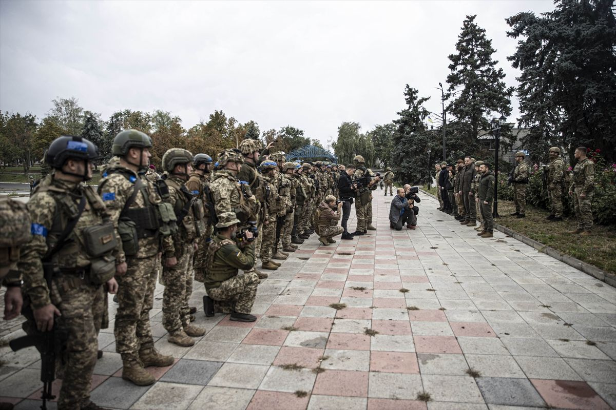 Ukrayna lideri Zelenski, İzyum'da gövde gösterisi yaptı! Kırım'a "Geleceğiz, çünkü orası bizim toprağımız" mesajı gönderdi...