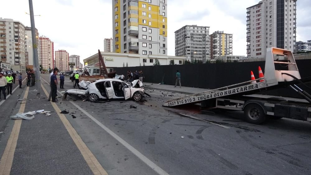 Katliam gibi kaza! 3 araç birbirine girdi, ortalık savaş alanına döndü