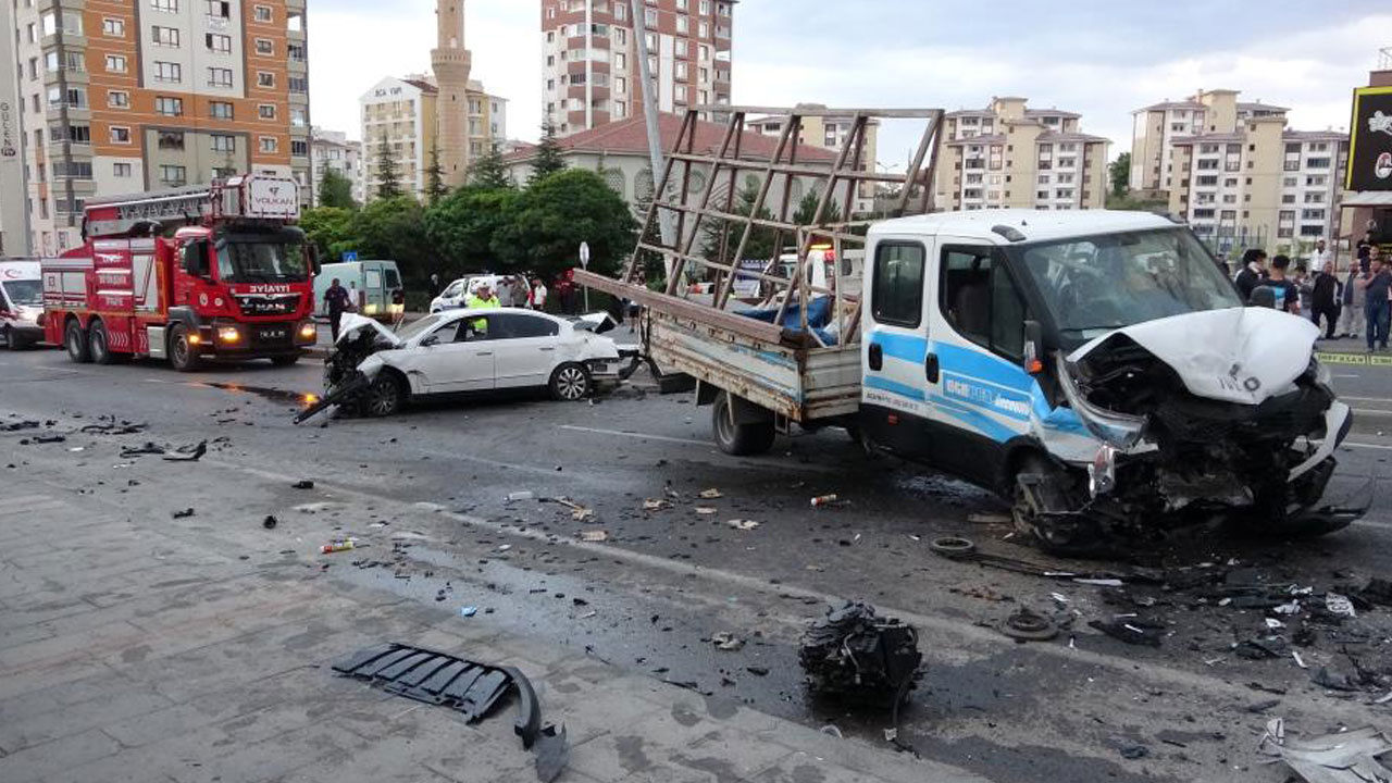 Katliam gibi kaza! 3 araç birbirine girdi, ortalık savaş alanına döndü