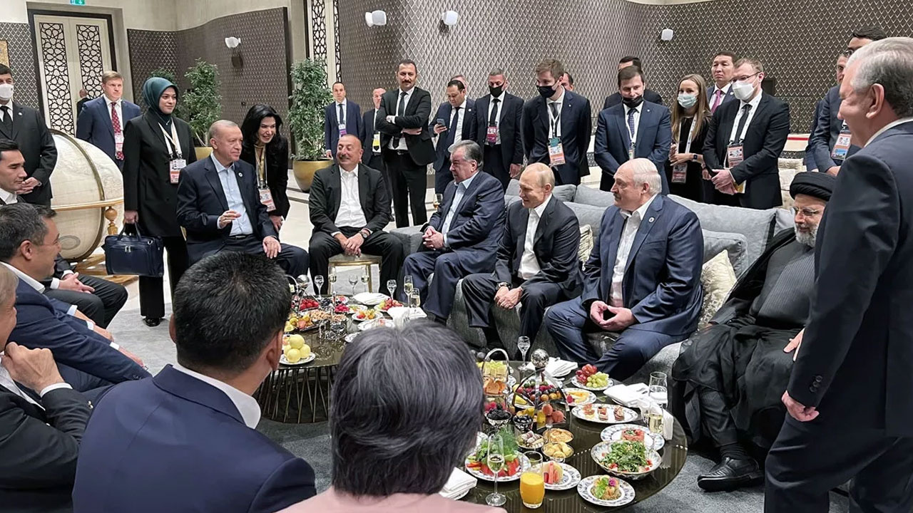 Cumhurbaşkanı Erdoğan, Özbekistan'da liderle bir araya geldi