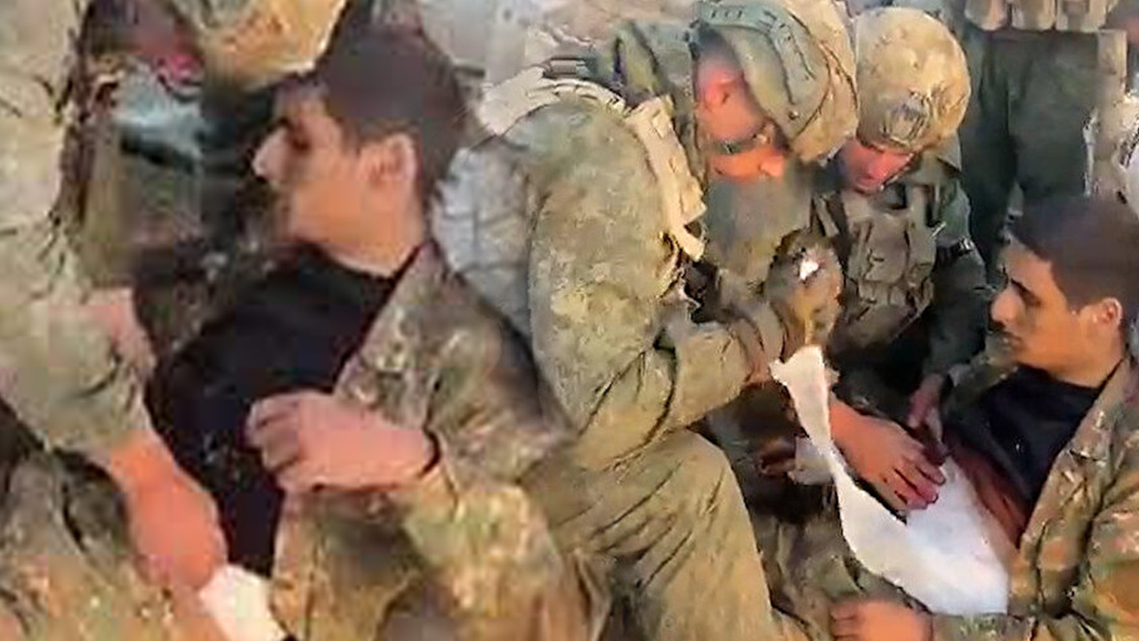 Azerbaycanlı askerlerden dünyaya insanlık dersi! Esir Ermeni askerin yaralarını sardılar
