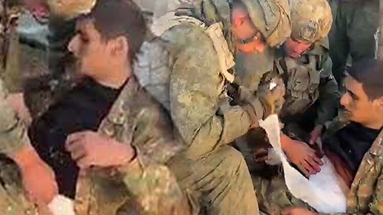 Azerbaycanlı askerlerden dünyaya insanlık dersi! Esir Ermeni askerin yaralarını sardılar
