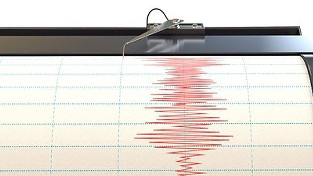 Van'da deprem oldu! Panik yaşandı AFAD büyüklüğünü duyurdu