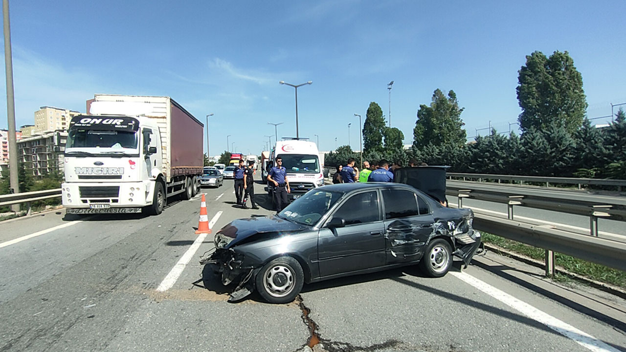 Anadolu Otoyolu'nda bariyere çarpan otomobildeki 6 kişi yaralandı