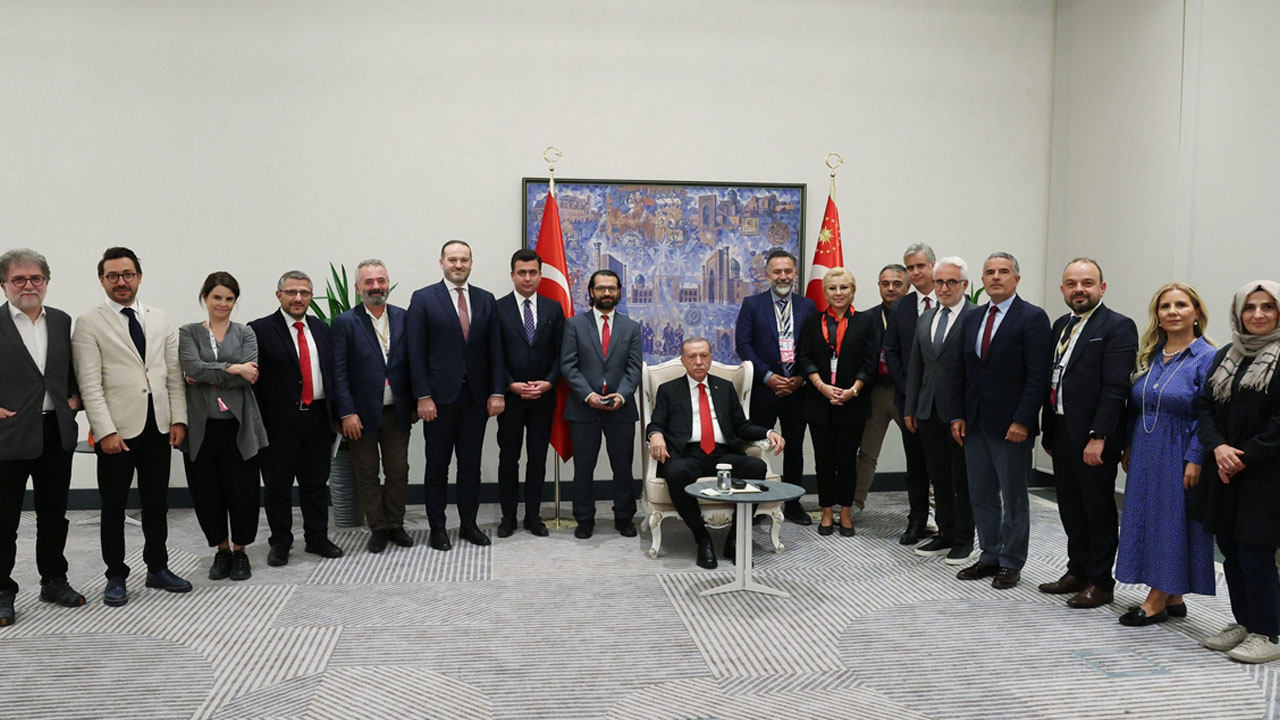 Cumhurbaşkanı Erdoğan'dan Özbekistan ziyareti sonrası önemli açıklamalar! Zirveye damga vuran fotoğrafı anlattı