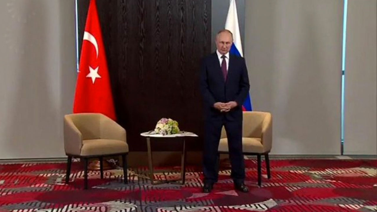 Putin'in Erdoğan'ı 1 dakika ayakta beklediği anlar gündem oldu!