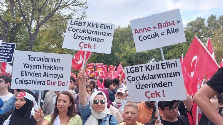 İstanbul'da "LGBT dayatmasına dur de" eylemi! Tuğçe Kazaz: Bir süre sonra çocuklara, bebeklere, ağaçlara geçecek