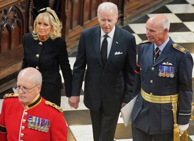 Londra'da hayat durdu! Kraliçe Elizabeth son yolculuğuna uğurlandı