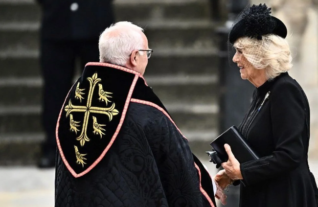 Londra'da hayat durdu! Kraliçe Elizabeth son yolculuğuna uğurlandı