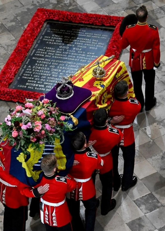 Londra'da hayat durdu! Kraliçe Elizabeth son yolculuğuna uğurlandı